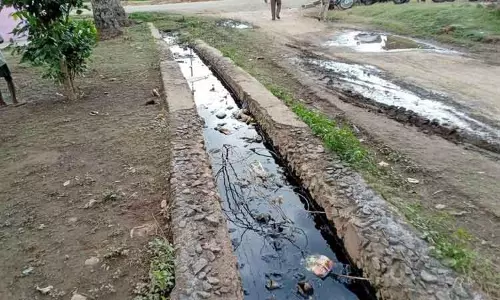 தேங்கி நிற்கும் கழிவுநீர்