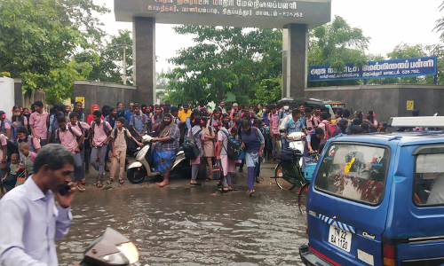 மழைநீரை அகற்ற வேண்டும்