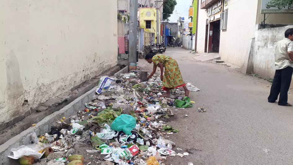 தெருவில் கொட்டப்படும் குப்பைகள் தெருவில் கொட்டப்படும் குப்பைகள்