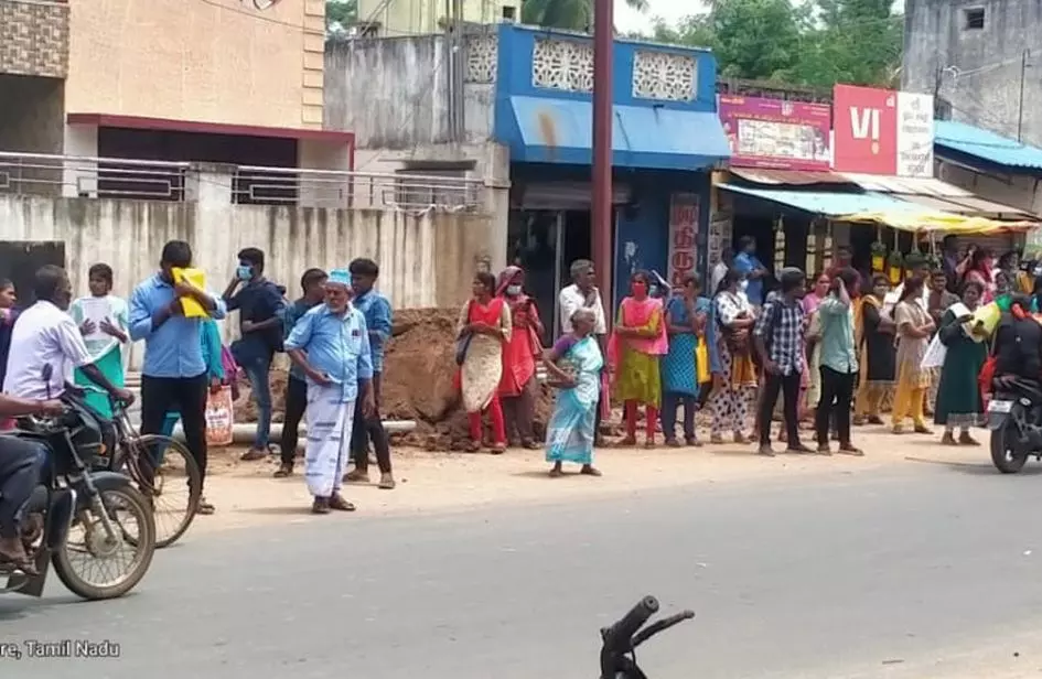 நிழற்குடை அமைக்கப்படுமா?