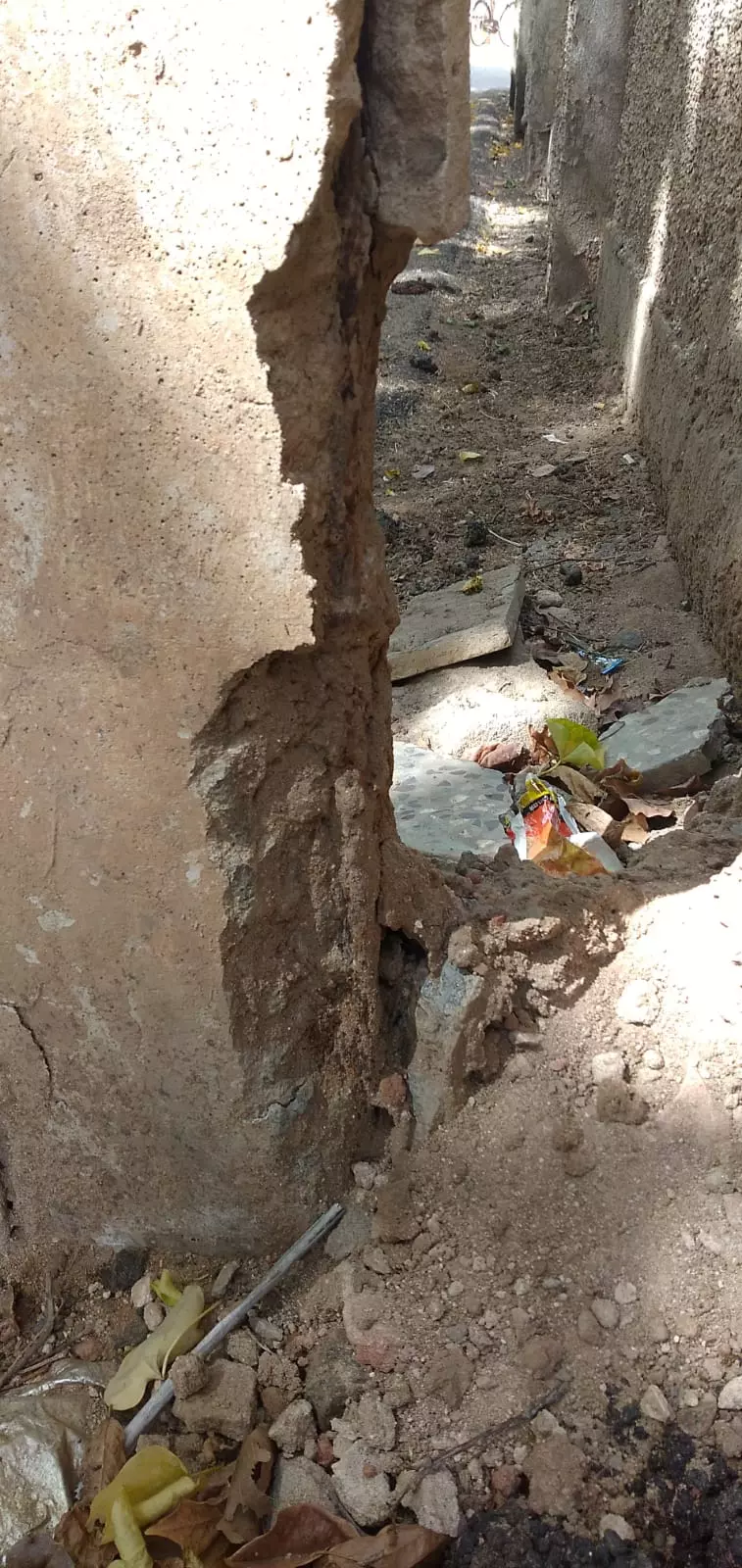 ஆபத்தான மின்கம்பங்கள் ஆபத்தான மின்கம்பங்கள்