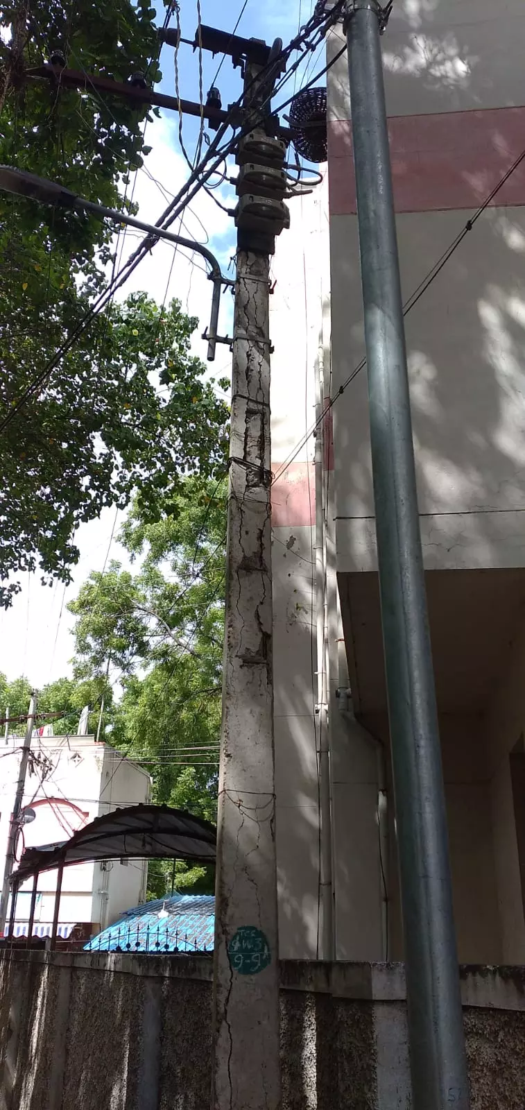 ஆபத்தான மின்கம்பங்கள் ஆபத்தான மின்கம்பங்கள்