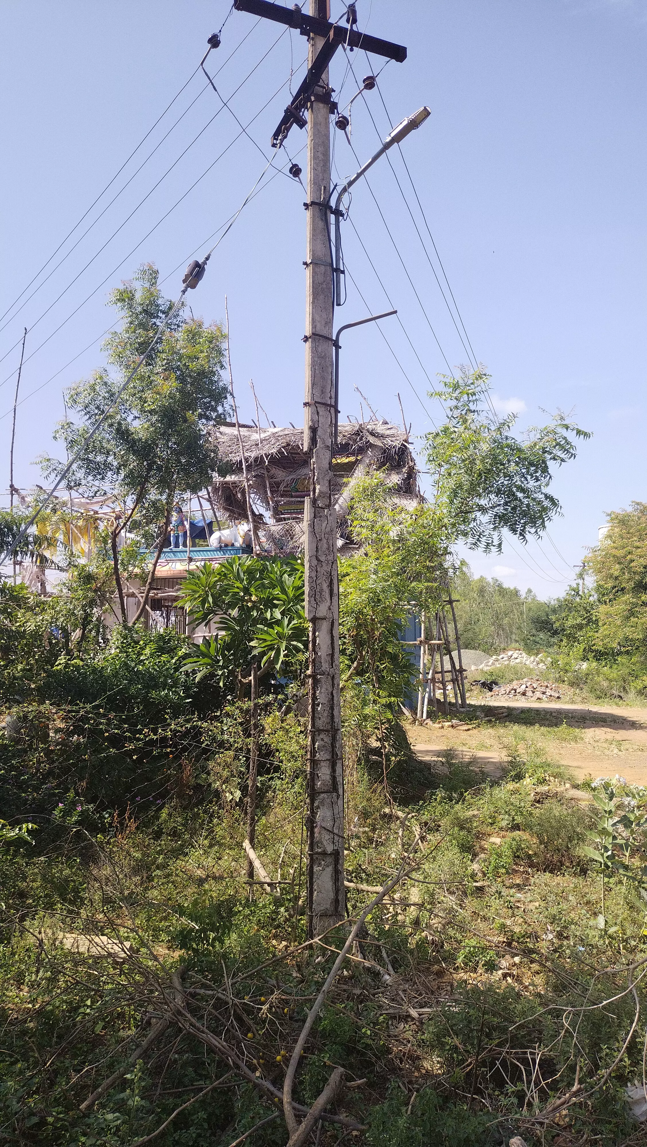 ஆபத்தான மின்கம்பம்