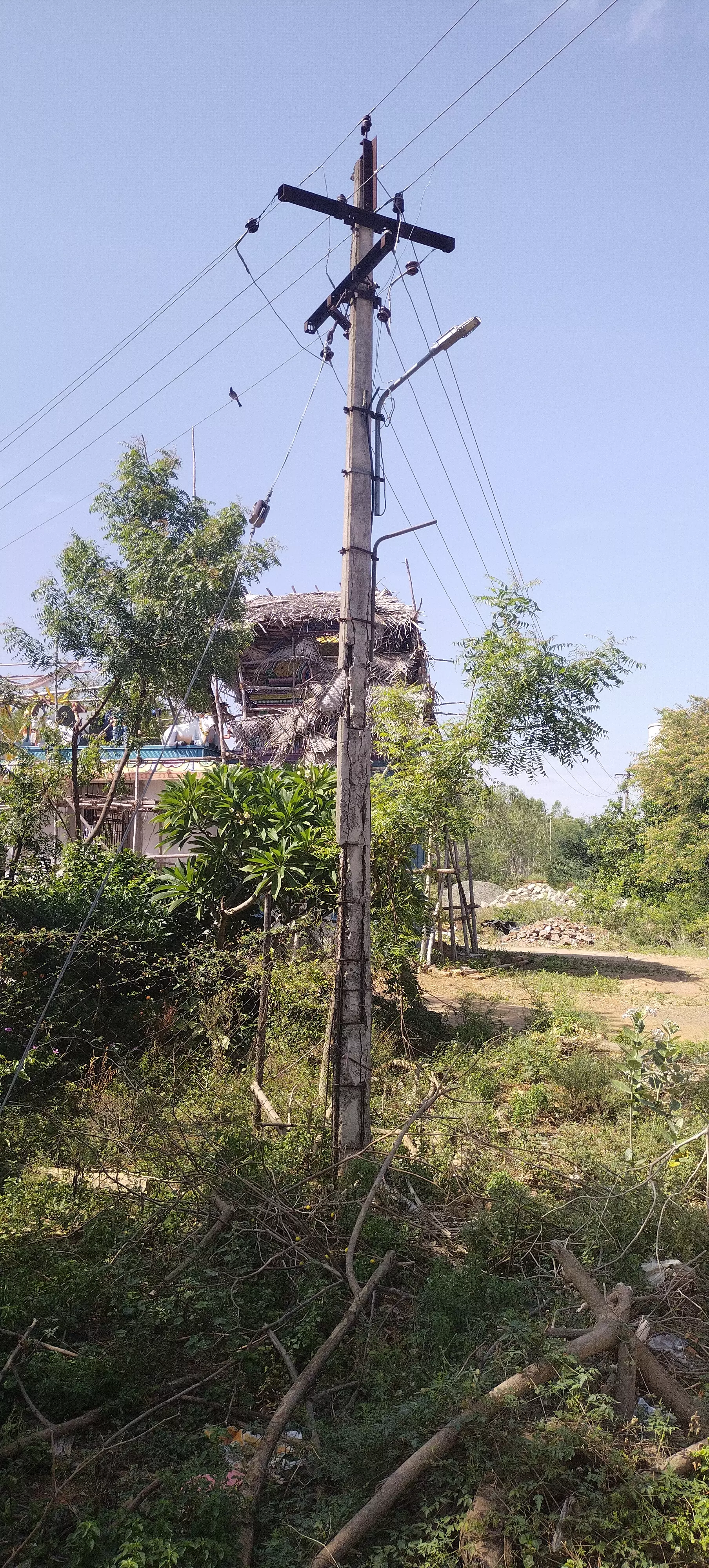 ஆபத்தான மின்கம்பம்