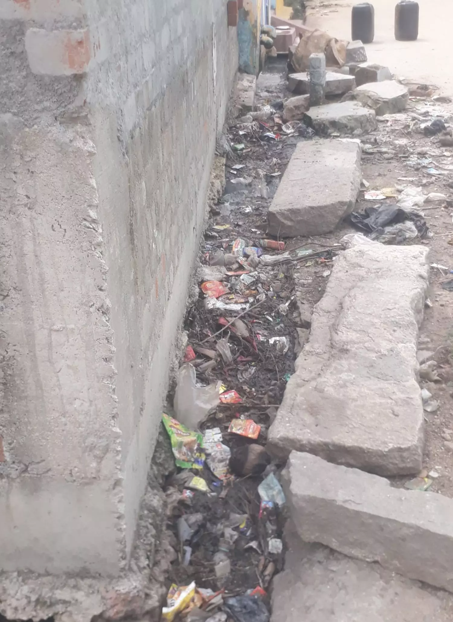 கழிவுநீா் கால்வாயை தூா்வார ேவண்டும் கழிவுநீா் கால்வாயை தூா்வார ேவண்டும்