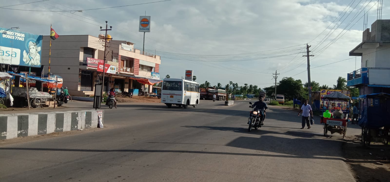 நான்கு ரோடு சந்திப்பில் சிக்னல்