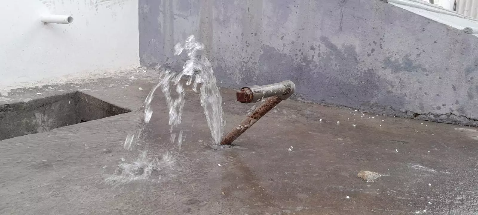 வீணாகும் குடிநீர் வீணாகும் குடிநீர்