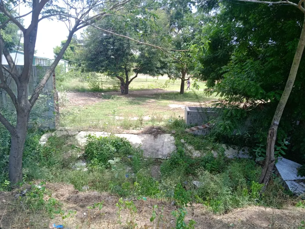 இடிந்து விழுந்த பள்ளி சுற்று சுவர்