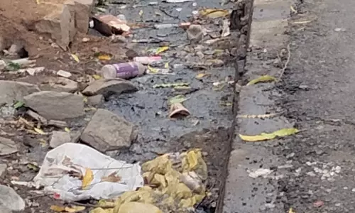 சாக்கடை கால்வாயில் தேங்கும் குப்பைகள் சாக்கடை கால்வாயில் தேங்கும் குப்பைகள்