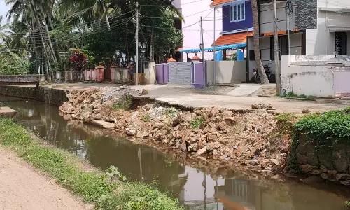 சேதமடைந்த கால்வாய்க்கரை