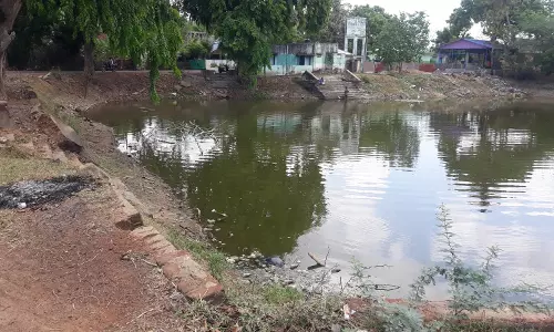 குளத்தின் படித்துறை சீரமைக்கப்படுமா?