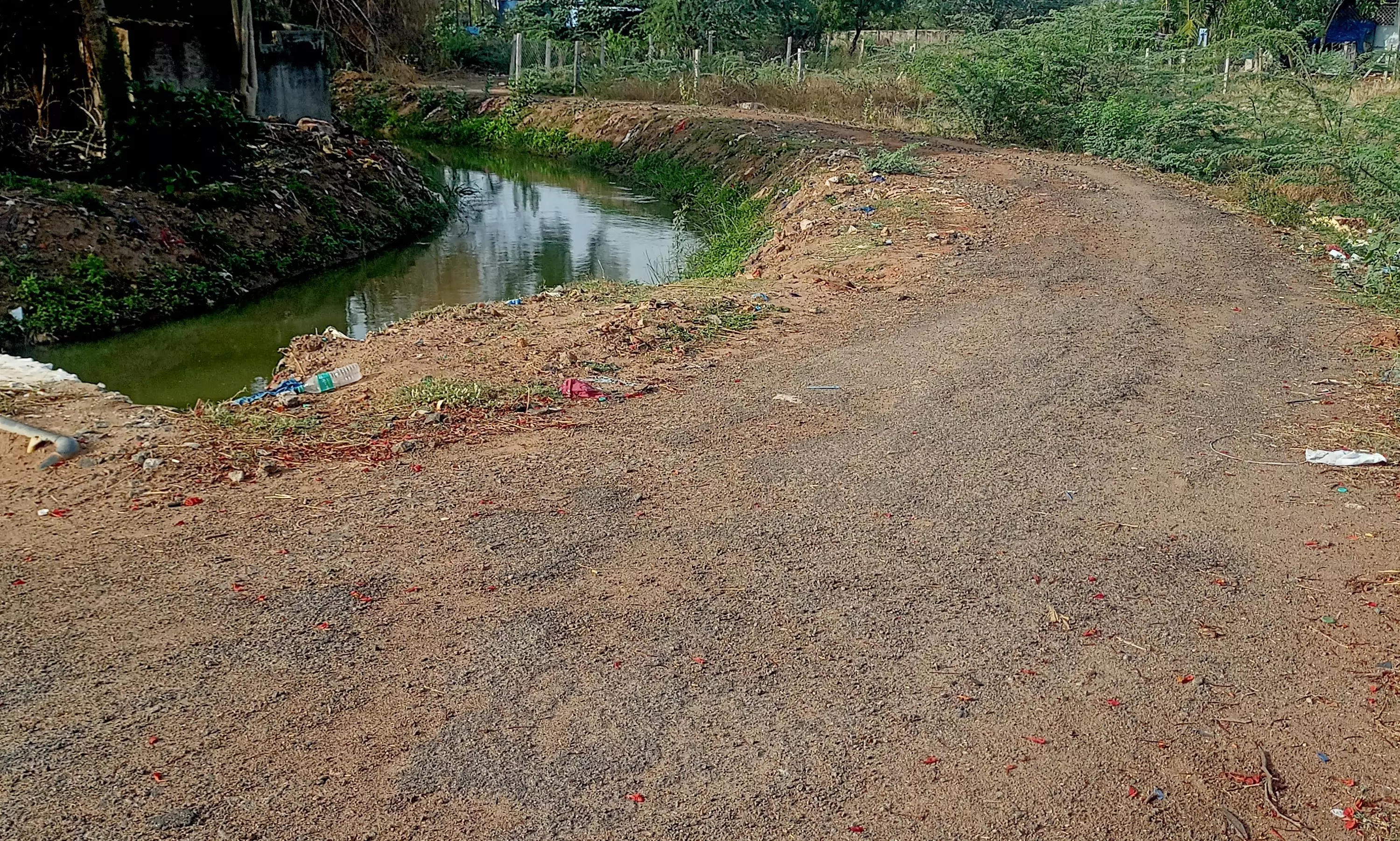 குண்டும், குழியுமான சாலை குண்டும், குழியுமான சாலை