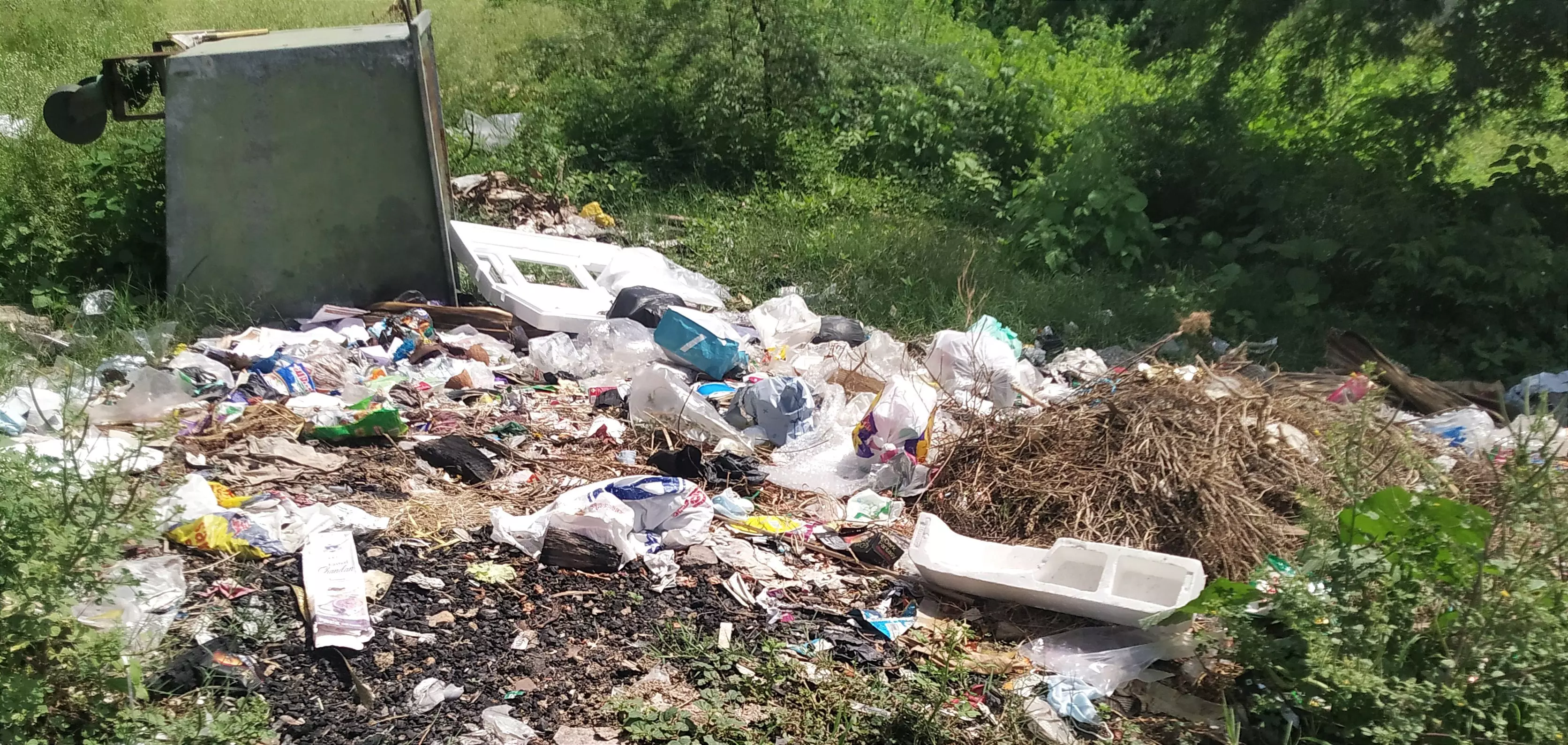 தேங்கி இருக்கும் குப்பைகள் அகற்ற வேண்டும் தேங்கி இருக்கும் குப்பைகள் அகற்ற வேண்டும்