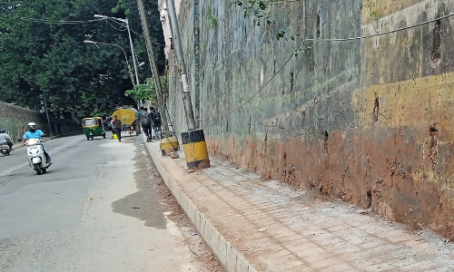 நடைபாதையின் நடுவே மின்கம்பங்கள்