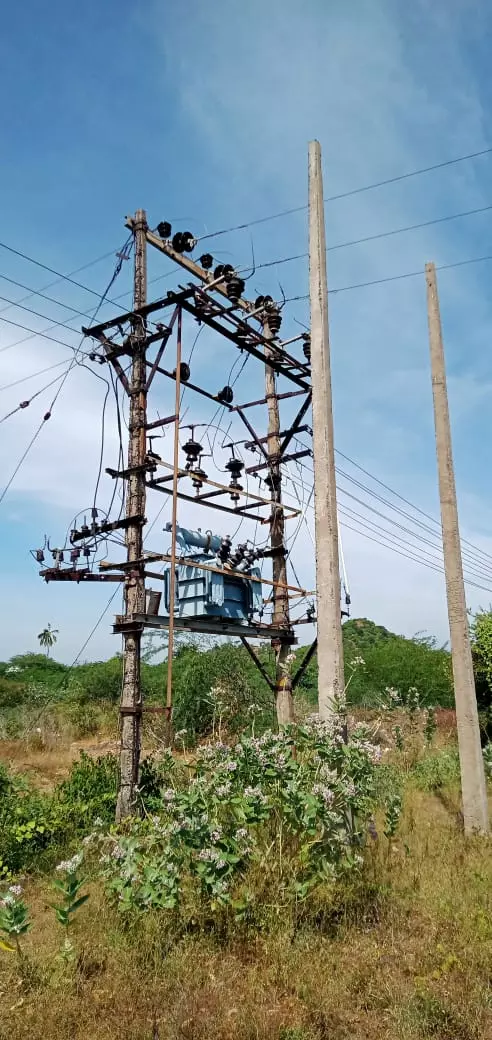 ஆபத்தான நிலையில் உள்ள மின்மாற்றி ஆபத்தான நிலையில் உள்ள மின்மாற்றி