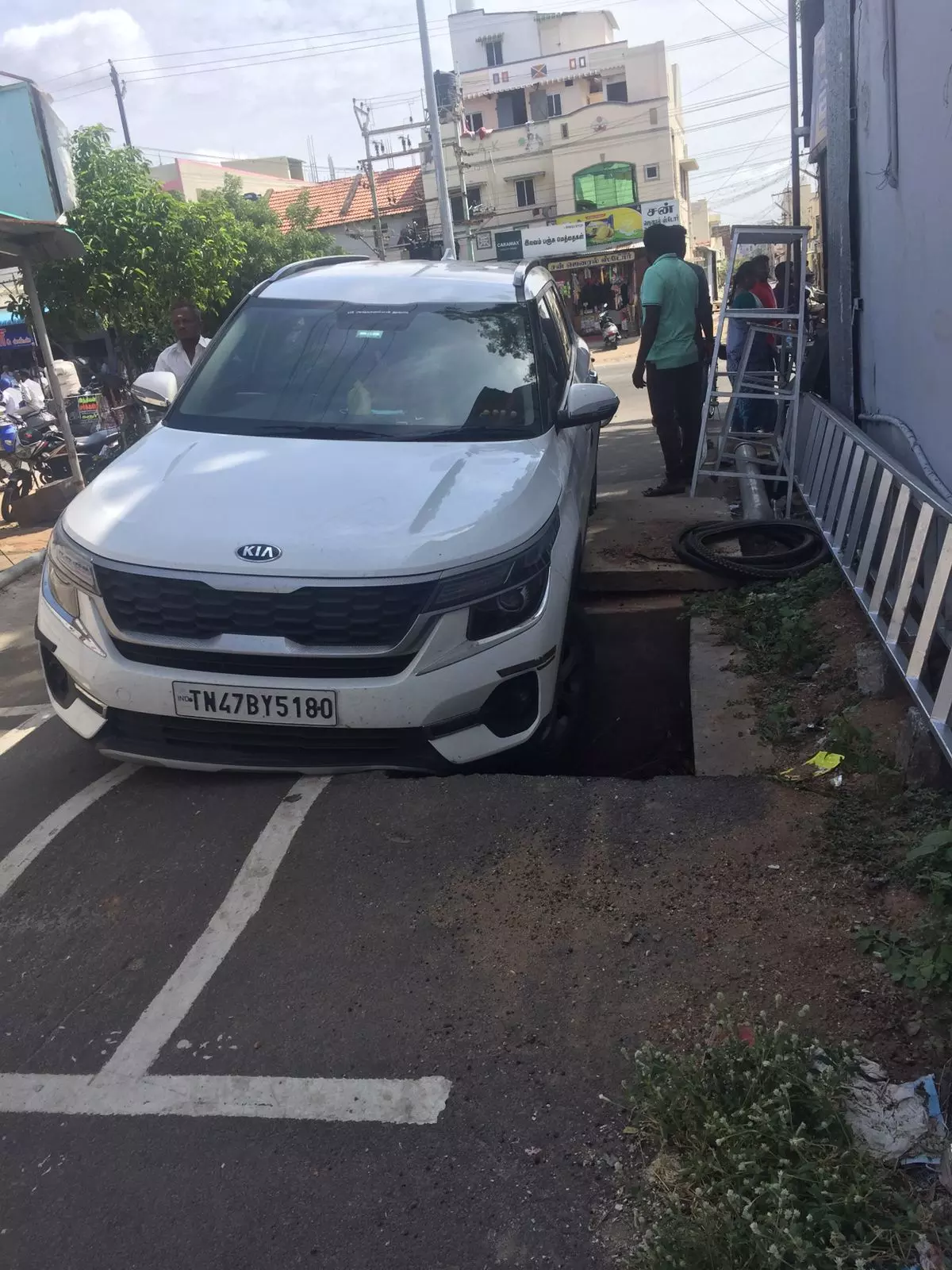 சாலையோர தொட்டியால் தொடரும் விபத்து