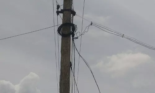 உயிர் பலி வாங்க காத்திருக்கும் மின்கம்பம் உயிர் பலி வாங்க காத்திருக்கும் மின்கம்பம்