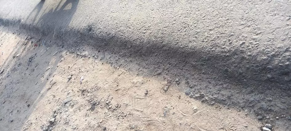 சாலையோரம்மண் அணைக்க வேண்டும்