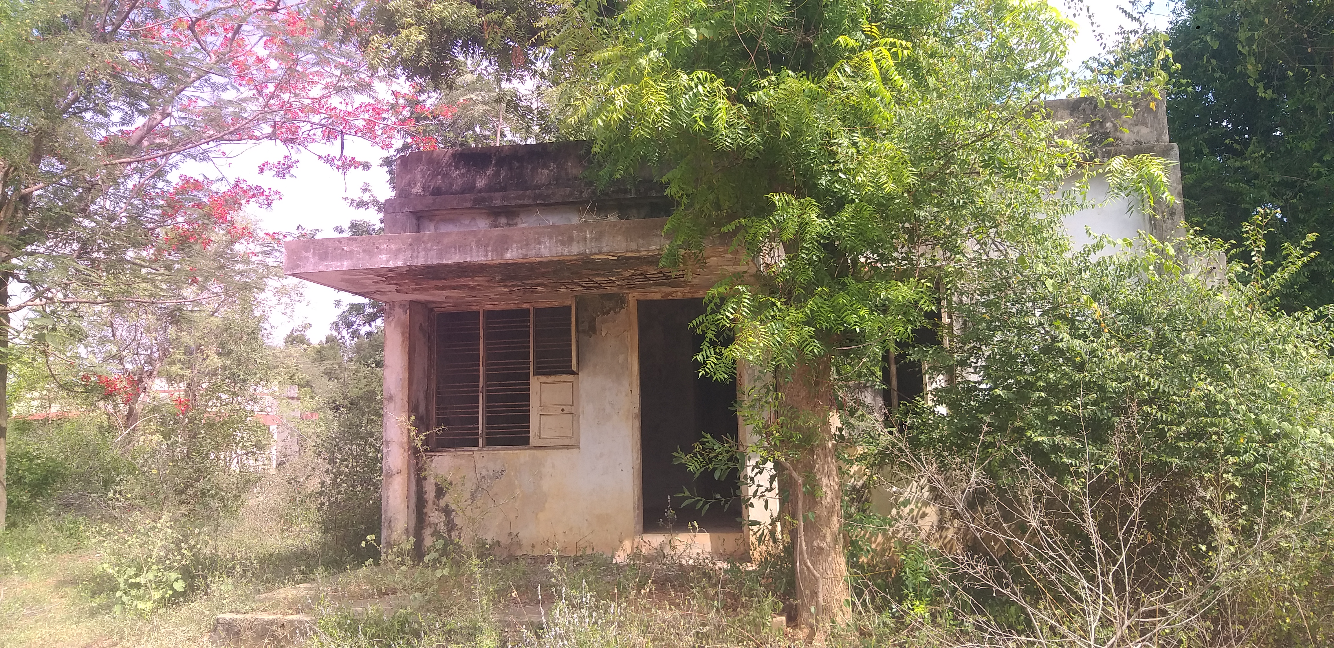 பராமரிக்கப்படாத குடியிருப்புகள்