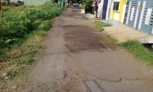 குண்டும், குழியுமான ரோடு குண்டும், குழியுமான ரோடு