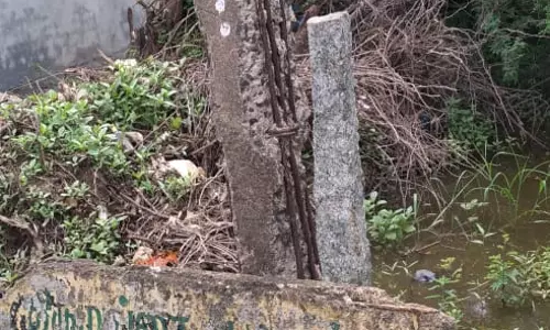 அபாயகரமான மின்கம்பம் அபாயகரமான மின்கம்பம்