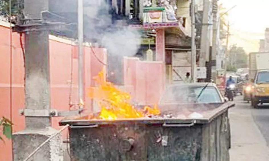 மின்மாற்றி அருகே எரியும் தீ