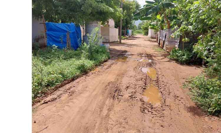 மண்மேடான சிமெண்டு சாலை