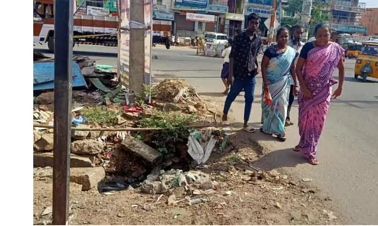 சாலையோர பள்ளத்தால் விபத்து அபாயம்