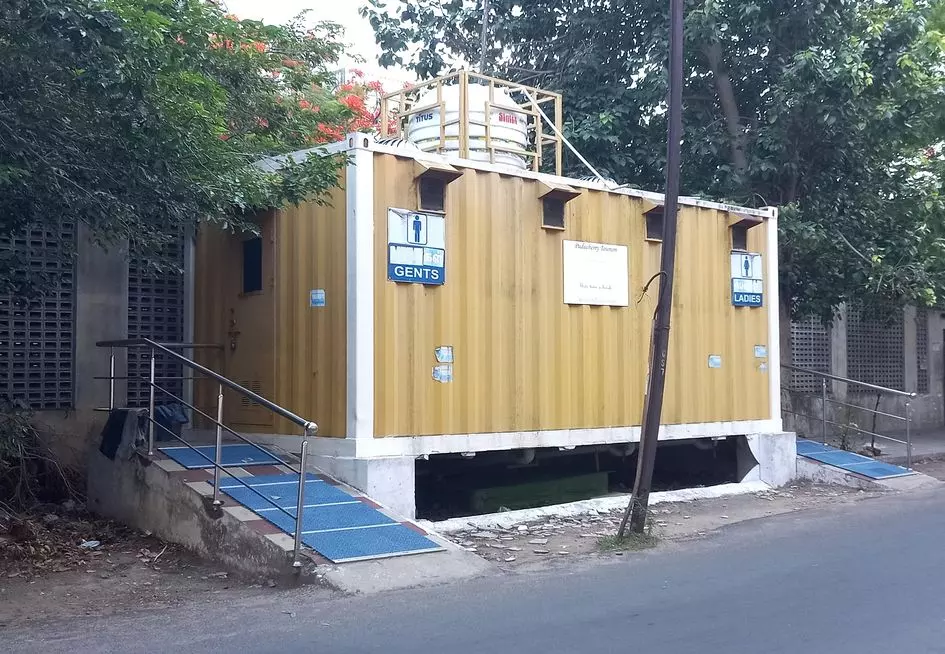 பராமரிப்பு இல்லாத கழிப்பிடம்