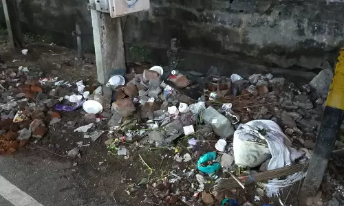 டிரான்ஸ்பார்மருக்கு கீழே குப்பை கொட்டும் அவலம்