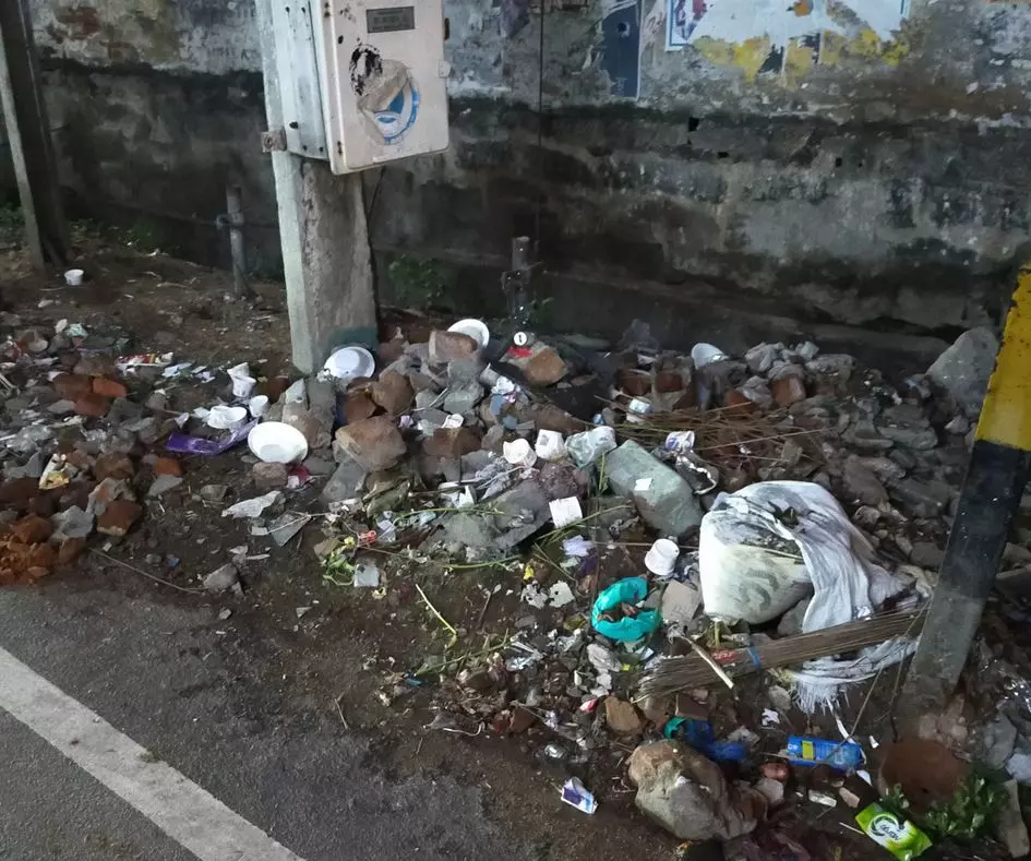 டிரான்ஸ்பார்மருக்கு கீழே குப்பை கொட்டும் அவலம் டிரான்ஸ்பார்மருக்கு கீழே குப்பை கொட்டும் அவலம்