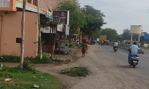 மின்கம்ப ஸ்டே கம்பியால் ஆபத்து மின்கம்ப ஸ்டே கம்பியால் ஆபத்து