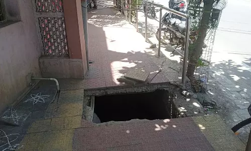 நடைபாதையில் உடைந்துள்ள சிமெண்டு சிலாப் நடைபாதையில் உடைந்துள்ள சிமெண்டு சிலாப்