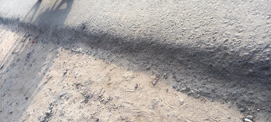 சாலையோரம் மண் அணைக்க ேவண்டும்