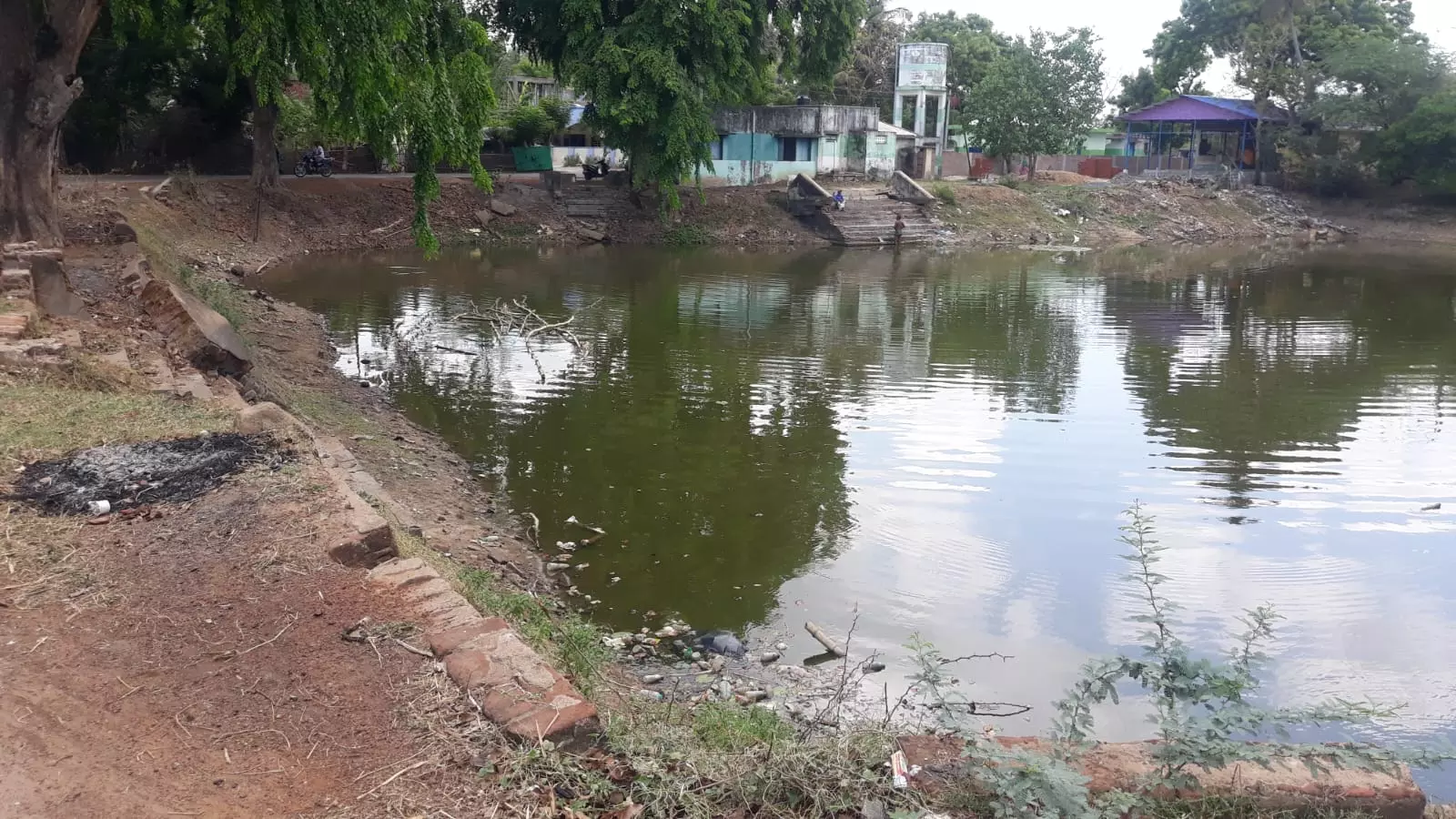 குளத்தின் படித்துறை சீரமைக்கப்படுமா? குளத்தின் படித்துறை சீரமைக்கப்படுமா?