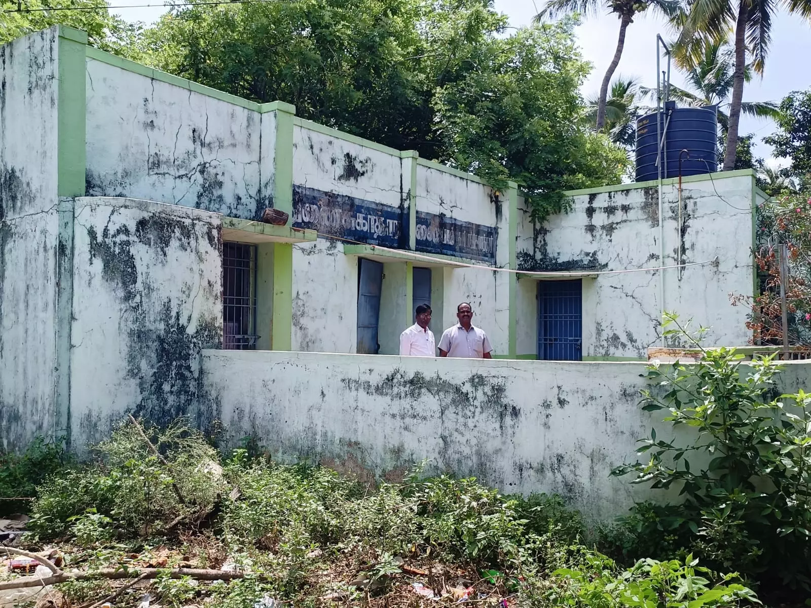 பழுதடைந்த சுகாதார நிலையம் பழுதடைந்த சுகாதார நிலையம்