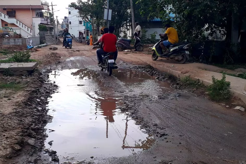 சாலையில் தேங்கும் தண்ணீர் சாலையில் தேங்கும் தண்ணீர்