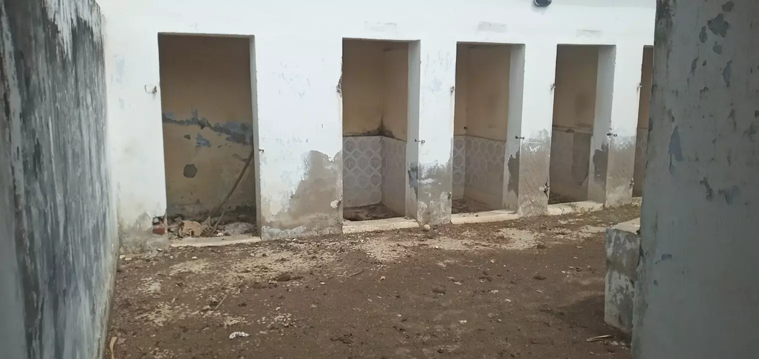 பயனற்ற பொது சுகாதார வளாகம் பயனற்ற பொது சுகாதார வளாகம்