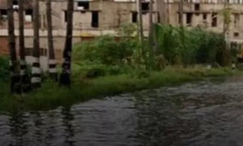 ரோட்டில் தேங்கும் மழைநீர்