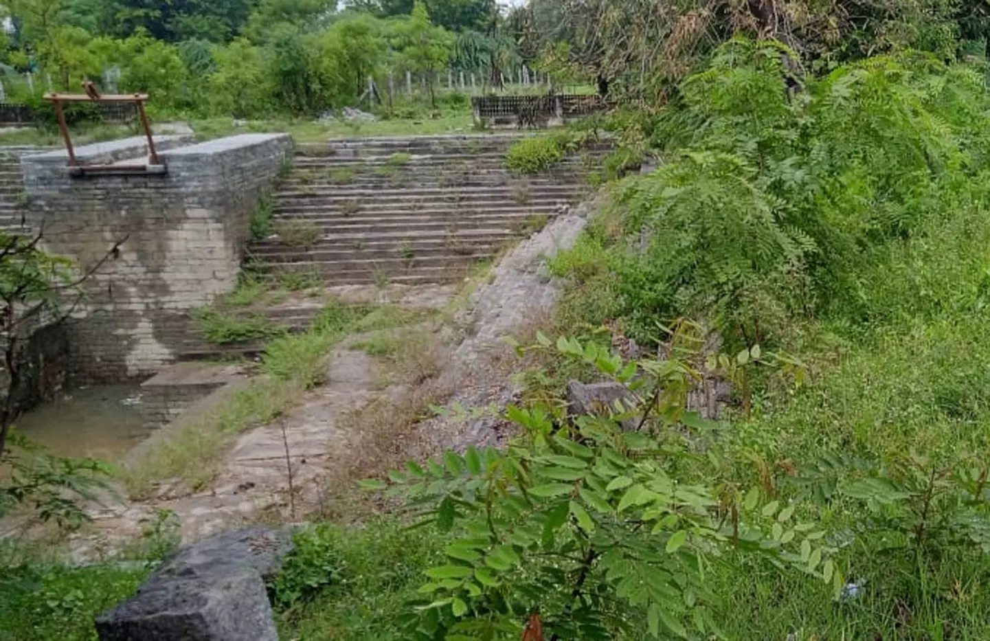 தடுப்புச்சுவர் கட்ட வேண்டும்