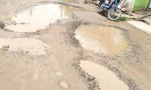 குண்டும் குழியுமான சாலை குண்டும் குழியுமான சாலை