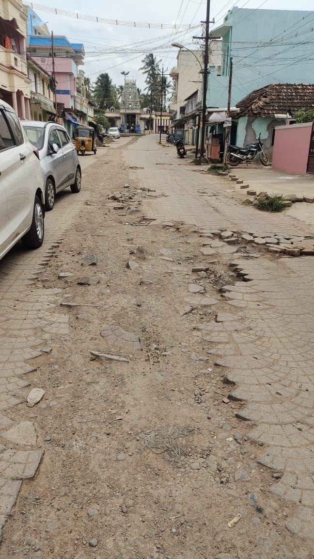 சாலையை சீரமைக்க வேண்டும் சாலையை சீரமைக்க வேண்டும்