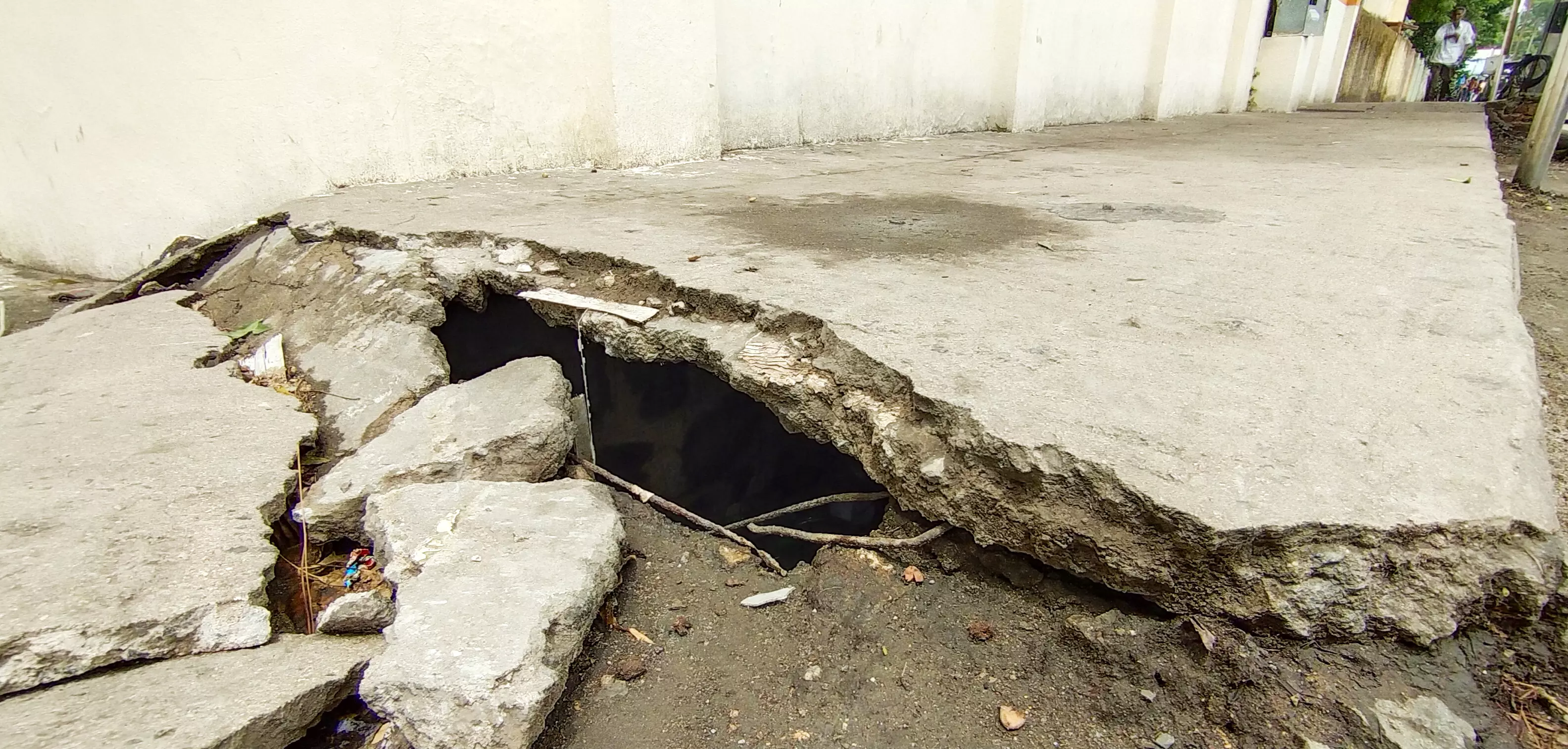 உடைந்த சிமெண்டு சிலாப் சரிசெய்யப்படுமா?