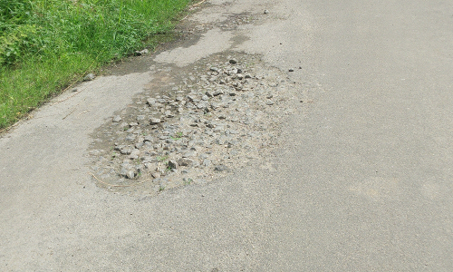 குண்டும், குழியுமான தார்சாலை