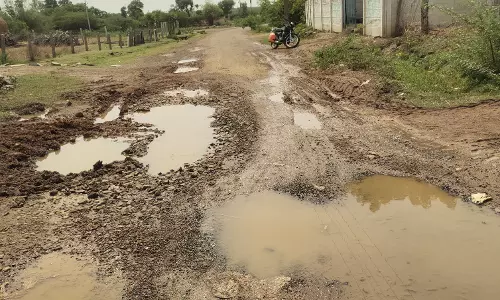 சாலையில் பள்ளம் சாலையில் பள்ளம்