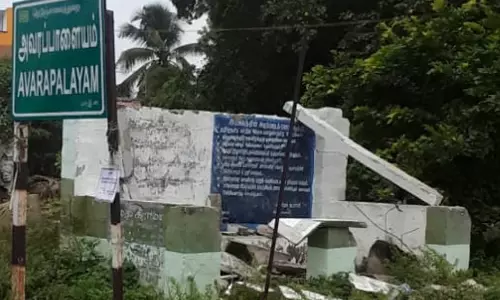 இடிந்து கிடக்கும் பயணிகள் நிழற்குடை