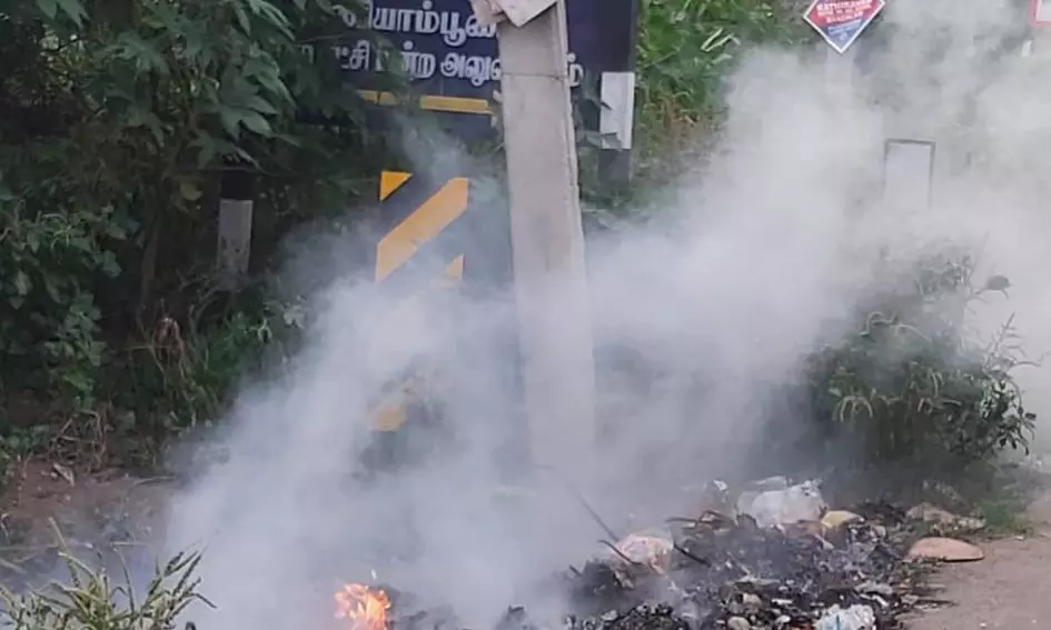 குப்பை புகையால் விபத்து அபாயம்