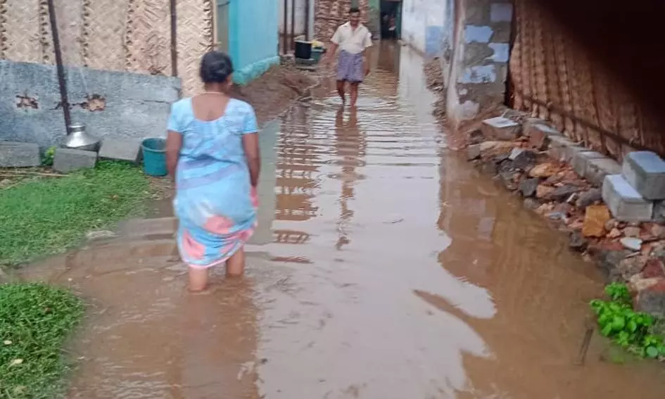 சாலையில் தேங்கி நிற்கும் மழைநீர்