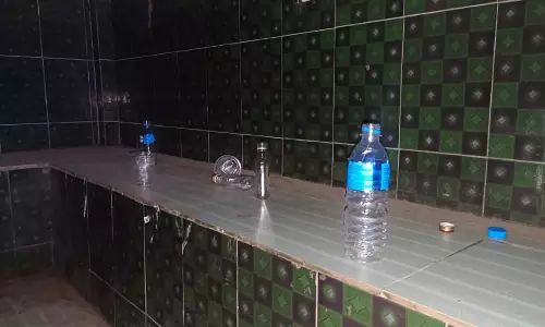 மதுப்பிரியர்களின் கூடாரமான பஸ் நிறுத்தம்