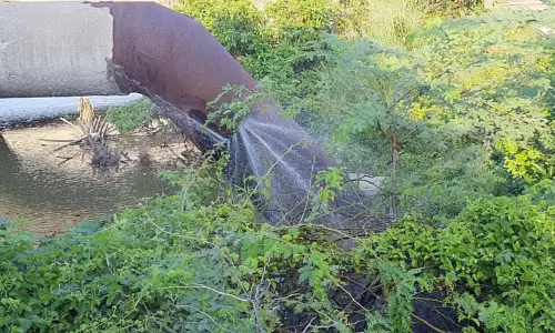 குழாயில் உடைப்பு;வீணாகும் குடிநீர் குழாயில் உடைப்பு;வீணாகும் குடிநீர்